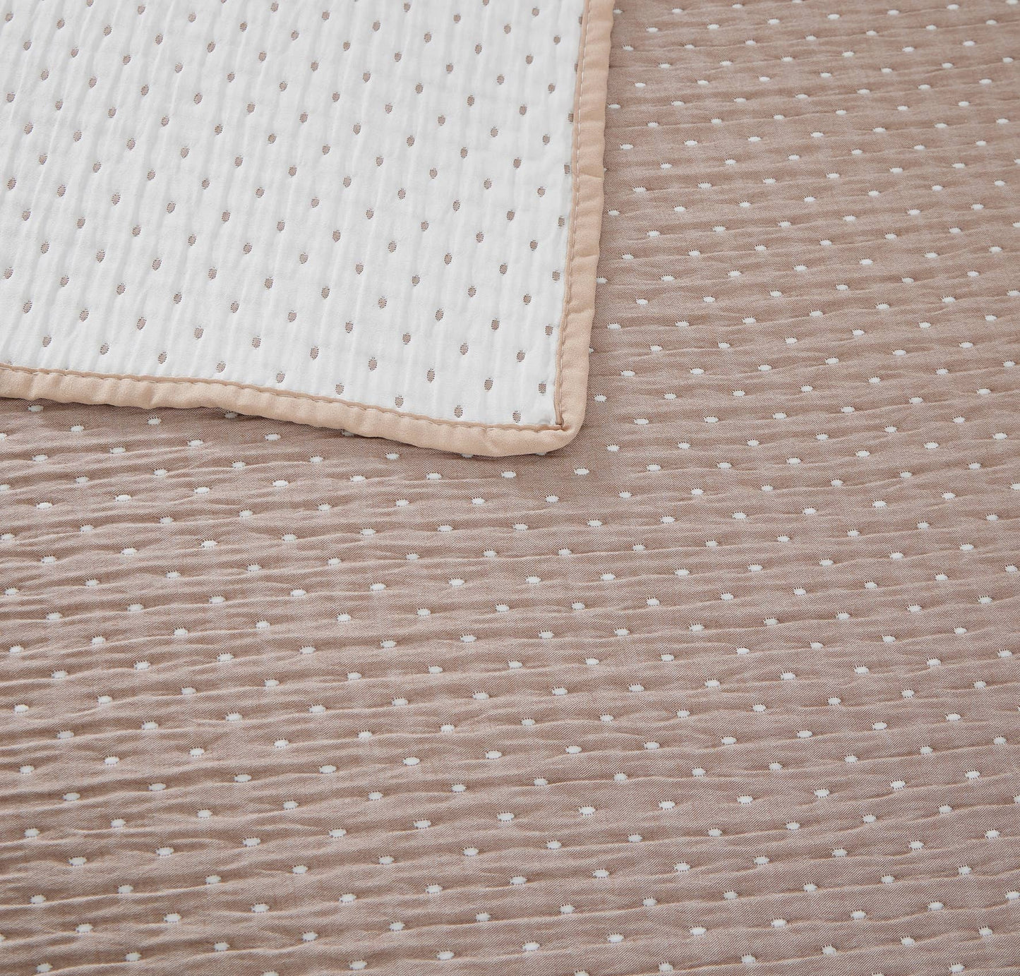 "Latte Dots" Reversible 3-Piece Jacquard Quilt Set